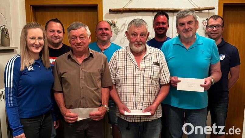 Beim Preisschafkopf des SV Altenstadt/Vohenstrauß gewinnt Richard Seebauer aus Oed (Vierter von rechts), auf Platz zwei kommt Ferdinand Müller (Dritter von links) und Dritter wird Alfons Duschinger aus Böhmischbruck (Zweiter von rechts). Bild: Renate Hilburger/exb