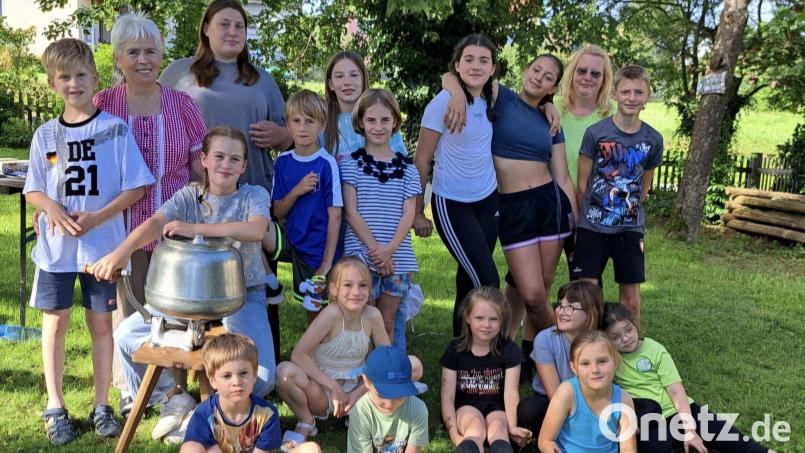 Mit einem Butterfass zum Drehen und nicht zum Stampfen stellten die Mädchen und Buben selbst Butter her. Bild: Andrea Schwägerl/exb