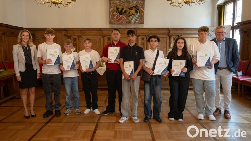 Die „Amberger Youngsters“ erhielten von Oberbürgermeister Michael Cerny (rechts) und von Elisabeth Triller (links), Leiterin der Freiwilligenagentur, die Zeugnisse im Amberger Rathaus. Bild: Thomas Graml