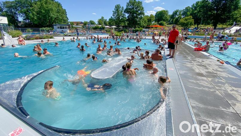 Das Waldbad Sulzbach-Rosenberg hat ab 1. August 2024 von Montag bis Freitag erst ab 11 Uhr geöffnet. Die Stadt begründet die verringerten Öffnungszeiten mit Personalmangel. Geschlossen wird täglich um 20 Uhr. Bild: Petra Hartl