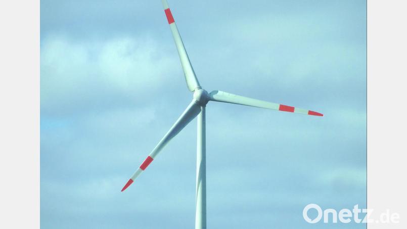 Windräder im Wald: Die Stadt Oberviechtach zeigt sich am Windpark Sattelroß (überwiegend Gemeindegebiet Dieterskirchen) interessiert und will Infos bezüglich den Beteiligungsmodalitäten einholen. Symbolbild: Portner