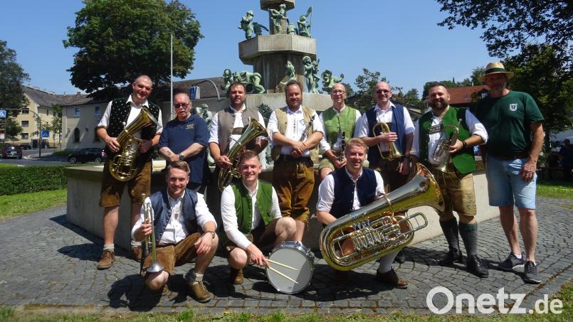 Ausschließlich egerländische böhmische Musik pflegt die Blaskapelle &quot;Dennis Nussbeutel&quot; Mit im Bild Günther Wohlrab (links) und Volker Jobst (rechts). Bild: apr