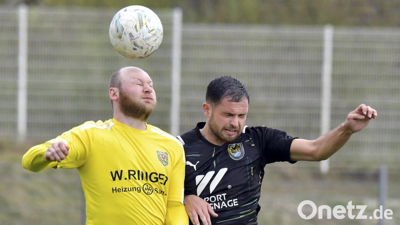 Maximilian Witzel (rechts) ist beim FC Amberg nicht nur für Kopfbälle zuständig. Er soll auch die Elfmeter schießen. Archivbild: Hubert Ziegler