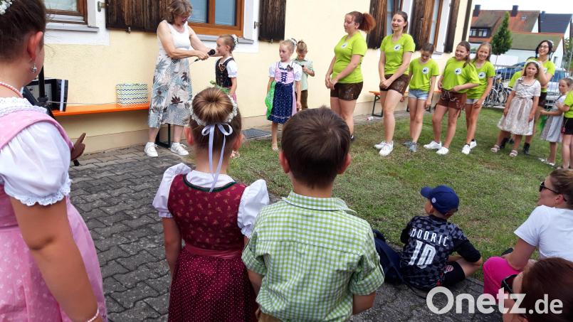 Die Kirwakids und -teens erfreuen die Senioren mit ihren Darbietungen Bild: Bild: Sternkopf/exb