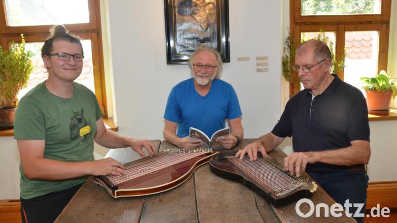 Mit &quot;Zwoa Zithern und Gschichtn aus der Oberpfalz“ bringen sich Daniel Riebl, Josef Forster und Albert Sommer in das Jubiläumsjahr &quot;900 Jahre Stadt Vohenstrauß&quot; ein. Bild: dob