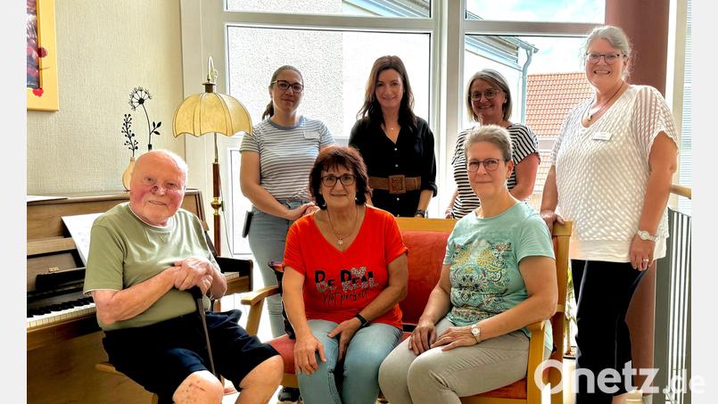 Hans Eger (vorne links) hat dem Senioren-Servicehaus Fuchsmühl ein Klavier spendiert. Darüber freuen sich die Leiterin soziale Betreuung Gerda Trautner (vorne, Mitte), die Dozentin an der Kreismusikschule Tirschenreuth und Initiatorin der Aktion, Klaudia Kormann (vorne, rechts), sowie Pflegedienstleiterin Sandra Zeitler (hinten, von links), vom Lions-Hilfswerk Elke Bauer und Luise Achatz und Einrichtungsleiterin Anett Großmann . Bild: Elke Bauer/exb