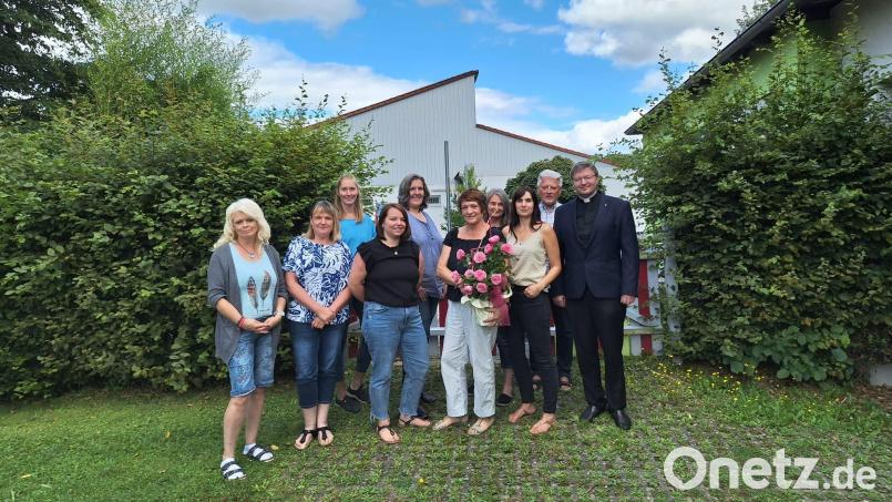 Kinderpflegerin Hildegard Freiberger (Fünfte von rechts) wird in der Marien-Kindertagesstätte Auerbach verabschiedet. Bild: Alexandra Neukam/exb