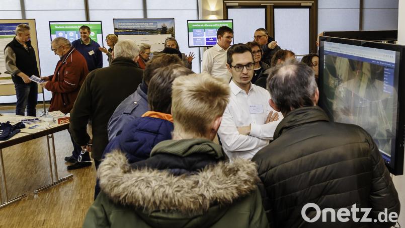 Markus Wiesel (weißes Hemd), Teilprojektleiter für den Abschnitt D1 des Süd-Ost-Links, steht mit Kollegen den Fragestellern beim Bauforum in Schwandorf Rede und Antwort. Bild: Hösamer