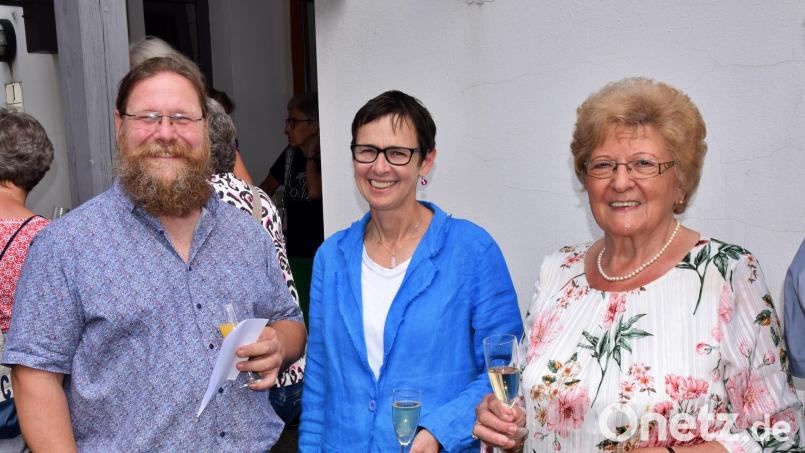 Dankesworte und ein kleines Geschenk haben (von links) Diakon Bernd Deyerl und Dekanin Ulrike Dittmar für die scheidende Frauenkreis-Leiterin Karolina Seitz. Bild: hdk