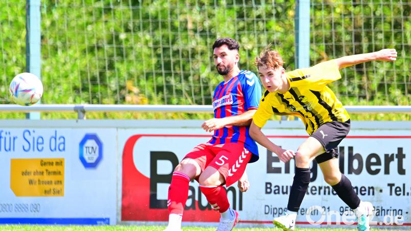 Der FC Tirschenreuth (rechts Andreas Bäuml) ist mit einem 6:0-Sieg gegen den ASV Wunsiedel (links Samet Arslantürk) in die neue Kreisliga-Saison gestartet. Am zweiten Spieltag tritt der FC zum Spitzenspiel beim SV Mitterteich II an. Archivbild: Thomas Schrems
