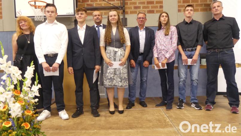 Über Staats-/Landkreispreise freuen sich Simon Metz (von links), Lorenz Meyer, Stefanie Häupl, Nico Scherl und Paul Jakimenko. Es gratulieren die Klassleiter Elke Spitaler, Matthias Wolf, Ralf Wittmann und Schulleiter Bernhard Miedl (Vierter von links). Bild: Hermann/exb