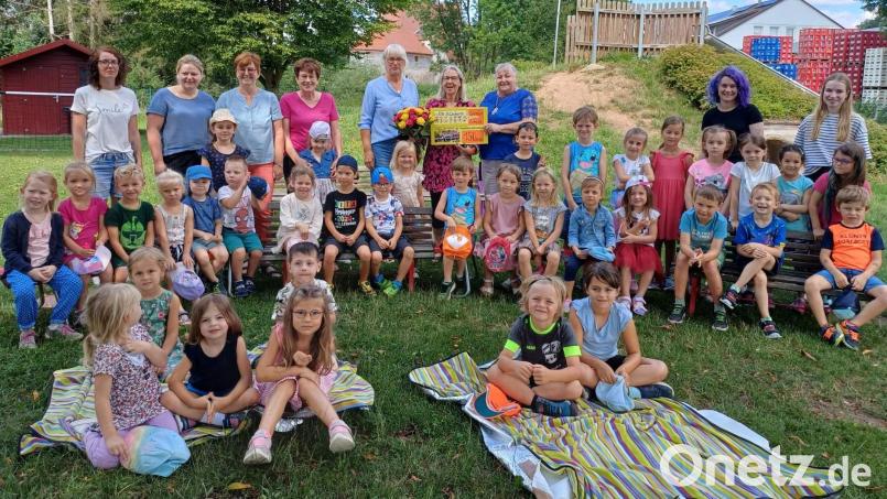 Bei der Mittsommer-Serenade des Gemischten Chors hatten die Kinder des St.-Wolfgang-Kindergartens das Publikum mit ihrem tollen Auftritt begeistert. Als Dankeschön überreichten die Gesangvereinsvorsitzende Renée Ehringer-Hoffmann (hinten, Dritte von rechts) und Brigitte Schwarz (hinten, Fünfte von rechts) an Kita-Leiterin Uta-Maria Kriegler (hinten Vierte von rechts) unter dem Jubel der Kinder einen 150-Euro-Scheck. Bild: u