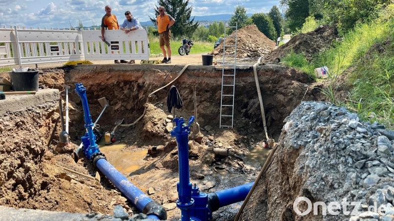Neustadts Bürgermeister Sebastian Giering macht sich ein eigenes Bild von dem Problem. Teile von Neustadt/WN, Reiserdorf und Störnstein waren zeitweise ohne Wasser. Schuld daran soll eine tote Leitung sein. Bild: Gabi Schönberger