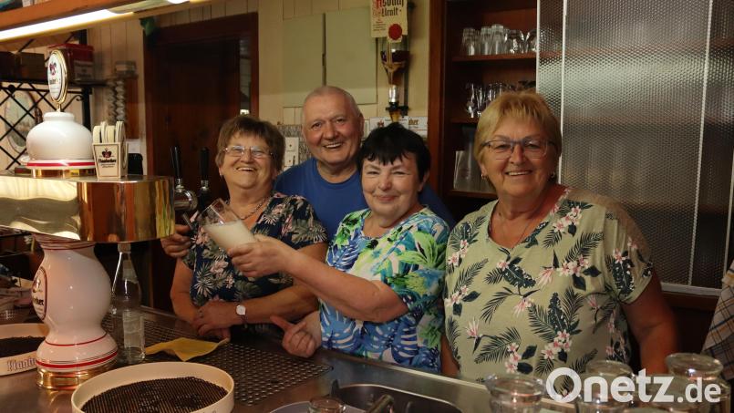 Elfriede Hollweck, Wirtsehepaar Stefan und Elisabeth Mesarosch sowie Angela Prößl (von links) hinter dem Ausschank. Bild: mrr