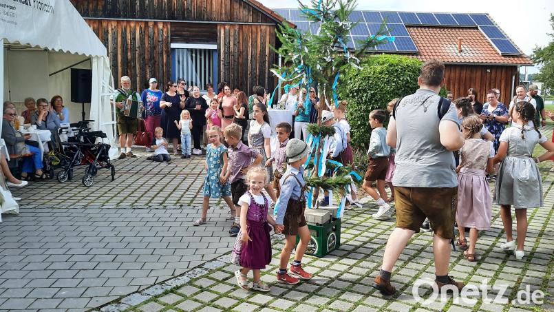 Die jüngsten Kirwatänzerinnen und Tänzer tanzten sich in die Herzen der Besucher. Bild: oe