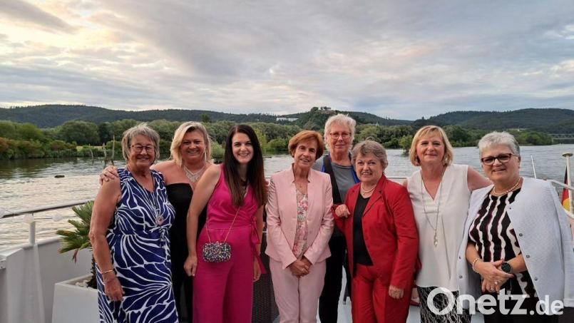 Frauenbundfrauen wurden geehrt (von links): Erika Beer, Kerstin Aufschneider, Stellvertretende Diözesanvorsitzende, Katharina Lautenschlager, Elisabeth Meyer, Marianne Brumeißl, Maria Paulus, Martha Bauer, Diözesanvorsitzende und Gertrud Lorenz. Bild: Kerstin Aufschneider/exb