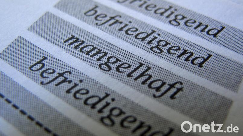 Viele Eltern wissen nicht, wie sie auf schlechte Noten ihrer Kinder reagieren sollen. Symbolbild: Ina Fassbender/dpa