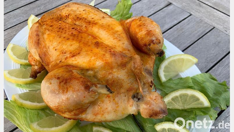 Das küchenfertige Hähnchen füllt OWZ-Küchenchef Michael Schiffer mit einer Masse aus Zwiebeln, Petersilie, Couscous und Egerlingen. Bild: Michael Schiffer