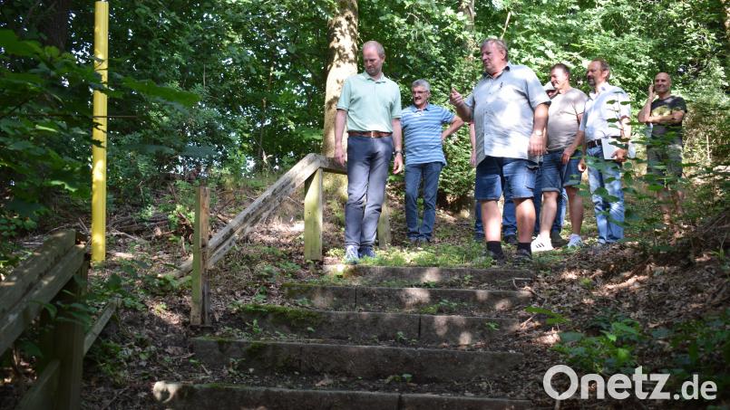 Das Treppengeländer am Fußsteig von der Bergstraße zum Köblitzbach muss dringend erneuert werden. Der Bauausschuss nahm die Schäden in Augenschein. Bild: bnr