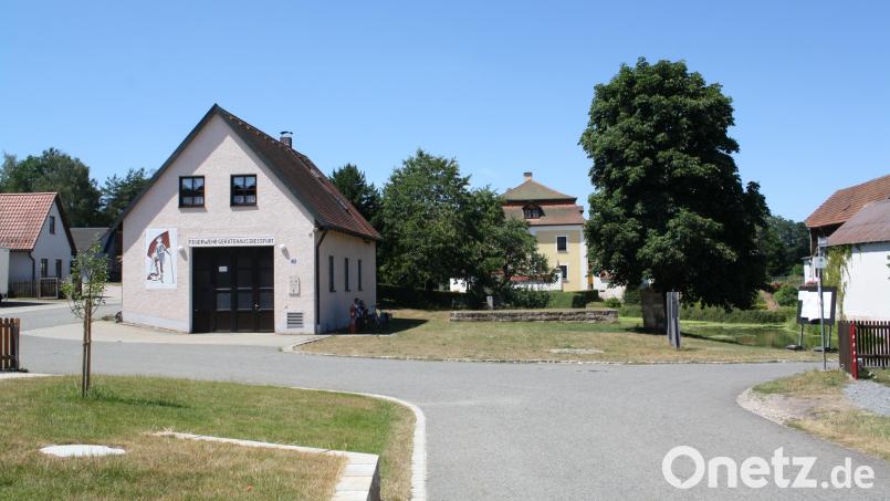 Die Dießfurter Feuerwehr nutzt ihr altes Gebäude nach wie vor als Gerätelager, und dabei soll es auch bleiben. Auf Wunsch der Wehr legt die Stadt die Pläne zur Umnutzung als Dorfgemeinschaftshaus auf Eis. Bild: bjp