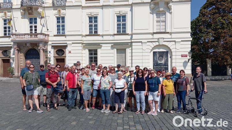Die Reisegruppe aus Pressath vor der Prager Burg. Bild: Silke Tanner/exb