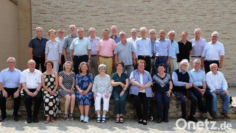 50 Jahre nach dem Abitur 1974 trafen sich die Abiturientinnen und Abiturienten des Stiftland-Gymnasiums zur Jubiläumsfeier in Tirschenreuth. Als ehemaliger Lehrer nahm Dr. Klaus Arbter (sitzend, Dritter von rechts) am gemeinsamen Dankgottesdienst teil. Bild: Lisa Wettinger/exb