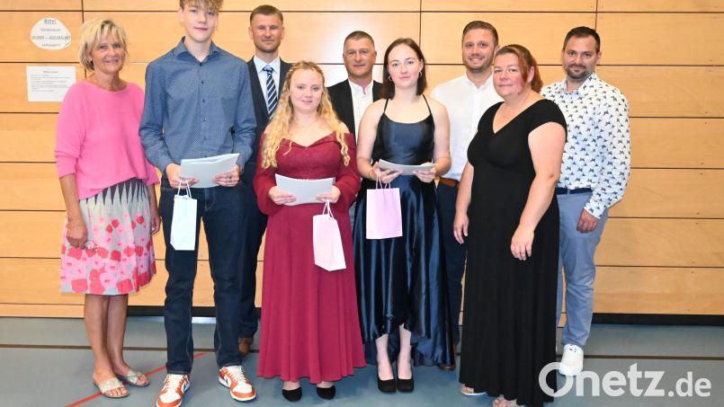 Rektorin Claudia Piehler gratuliert Tobias Laufmann, Selina Bernhardt und Sophia Donatello zusammen mit Elternbeiratsvorsitzender Nicole Bauer (vorne, von links), Klassenleiter Matthias Werner, Bürgermeister Dietmar Schaller und den Kollegen Ernst Lenk und Sebastian Hartl (hinten, von links). Bild: Kiener/exb
