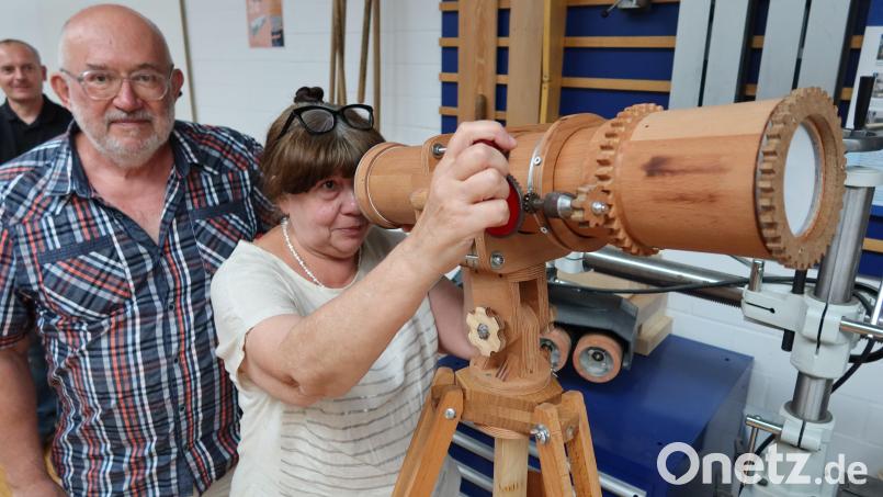 Das Künstlerpaar Viktor Volodarskyy und Olena Volodarska mit dem Kaleidoskop, das es mit zwei Schülern fertigte. Bild: Kunz