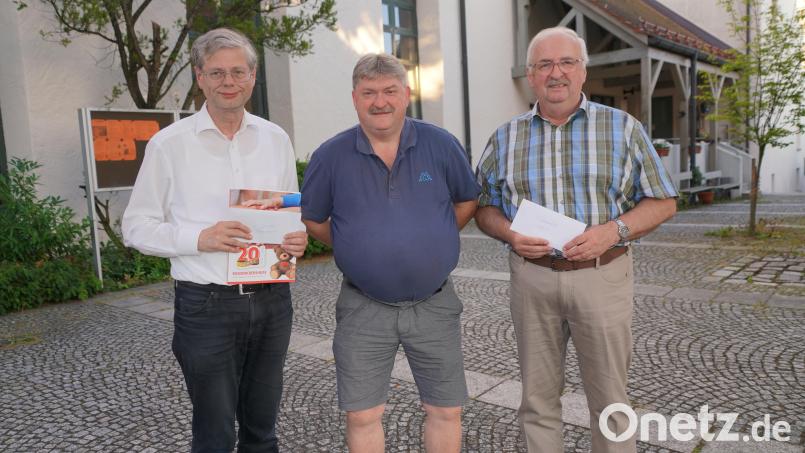 Hans-Peter Reil (Mitte) übergibt an den Waldthurner Pfarrer Norbert Götz (links) und an Herbert Putzer insgesamt 2400 Euro. Bild: fvo/exb