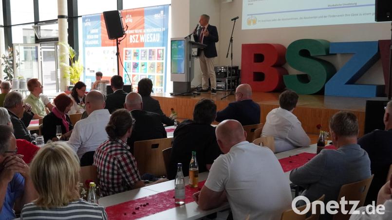 Landrat Roland Grillmeier bei seinem Grußwort vor einer vollbesetzten Aula des Staatlichen BSZ Wiesau Bild: Hartmut Seidler/exb