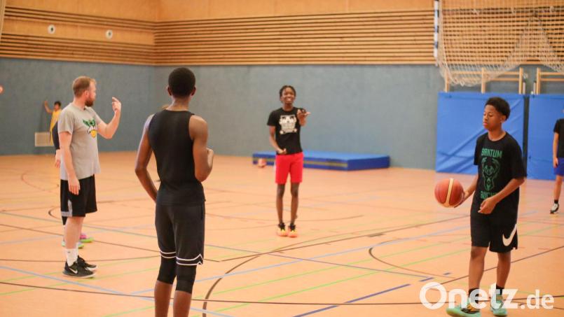 Trainer Christopher Fritsch gibt die Taktik vor. Bild: Michael Waldmann/exb