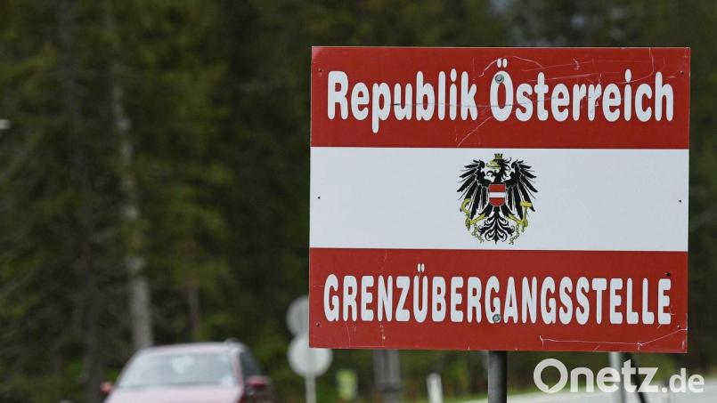Für Geschwindigkeitsüberschreitungen und Parkverstöße drohen in Österreich hohe Bußgelder, und eine Vignette ist meist Pflicht. Autofahrer sollten sich gut informieren, um teure Überraschungen zu vermeiden. Bild: Angelika Warmuth/dpa