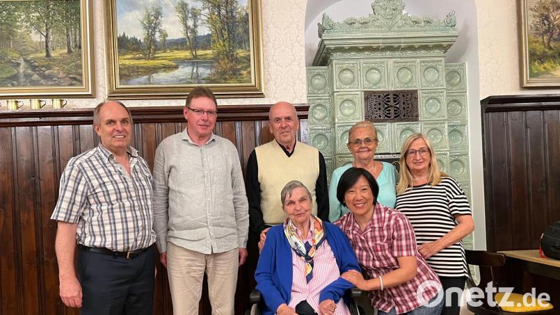 Das Siegerfoto mit (von links) Präsident Karl Thumser, Wolfgang Kahle, Sieger Werner Henseleit und Frau Gitta, Hui Voit-Wang, Dr. Helga Reddig-Titze und Margit Bauer. Bild: Ingrid Stephan/exb