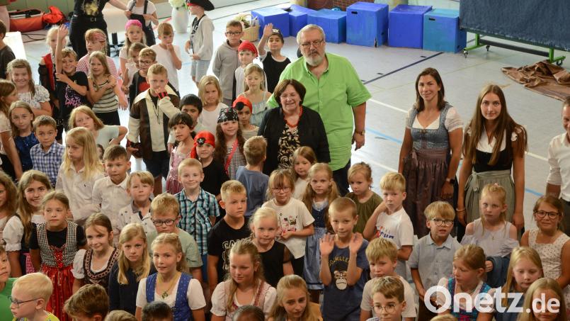 Inmitten ihrer Schülerinnen und Schüler hat sich Konrektorin Christa Walbrunn (vor Rektor Gerhard Steiner) am wohlsten gefühlt. Bild: bey
