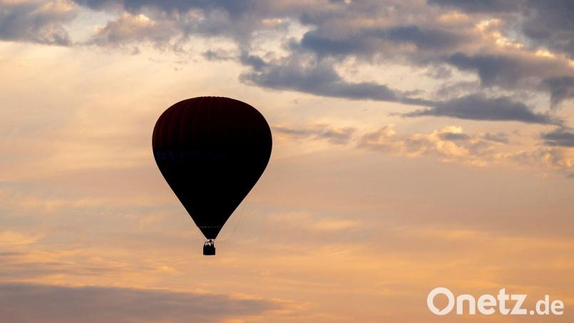 In Regensburg ist ein Heißluftballon in die Donau gestürzt. Symbolbild: Hauke-Christian Dittrich/dpa