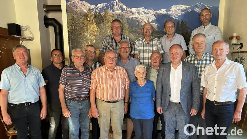 Bei der Jubilarehrung (vordere Reihe von links): Georg Baumann, AKW-Kick Betriebsratsvorsitzender Christian Hartmann, Günter Zillich, Andreas Priefling, Alfons Heindl, Gerhard Schorner, Margareta Rubenbauer, Johann Bäumler, Bürgermeister Marcus Eichenmüller, Reinhold Strobl, Ortsgruppenvorsitzender Josef Altmann sowie (hintere Reihe von links) Hubert Böhnisch, Martin Kraus, Bernhard Hottner, Bezirksleiter Rainer Hoffmann. Bild: Josef Birner