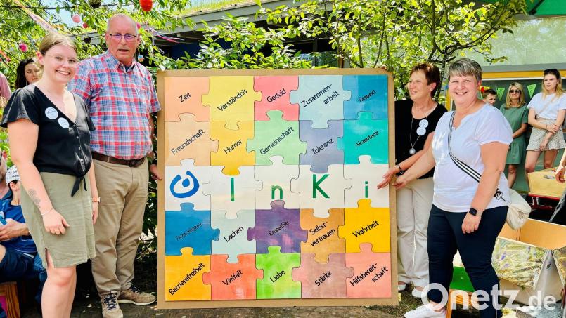 So sieht das Puzzle aus, das die Verantwortlichen von der Lebenshilfe zeigten. Deutlich ist als ein Teil davon der neue Name &quot;InKi&quot; für Integrativer Kindergarten zu erkennen. Bild: Mariella Kramer/exb
