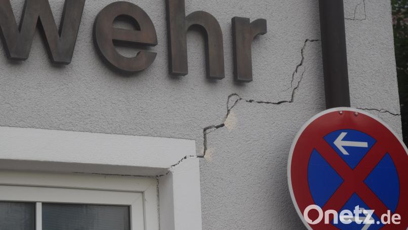 Das Fenster geht nun nicht mehr auf. Einer der vielen Risse, die das Feuerwehrhaus Etzenricht aufweist. Bild: fz