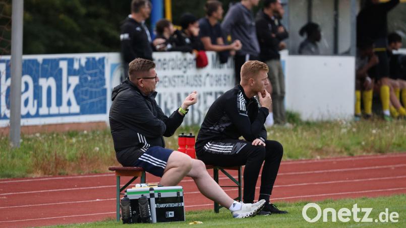 Trainer Martin Schuster (rechts) von der SpVgg Vohenstrauß will mit seinem Team in Willmering die Auftaktklatsche vergessen machen. Bild: Dieter Jäschke
