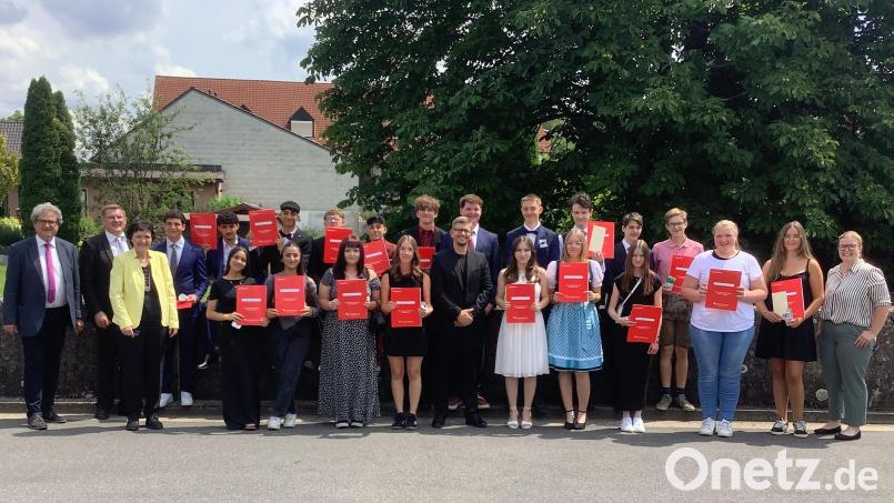 Keiner geht ohne Abschluss: Die neunte Klasse der Mittelschule Pressath mit Klassenleiter Jan Wiltsch (Mitte), Bürgermeister Bernhard Stangl, Konrektor Holger Popp, Schulleiterin Ulrike Neiser (links) und der Vertreterin des Elternbeirats Magdalena Reindl (rechts). Bild: Hans Walter/exb