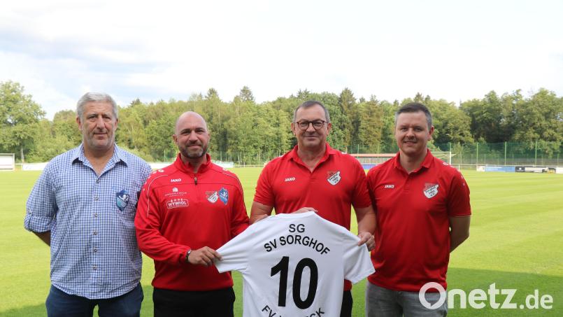 Mit Marco Barile (Zweiter von links) geht die SG Sorghof / Vilseck II in die neue Spielzeit. Mit dabei auf dem Bild: (von links) FV-Vorsitzender Robert Liermann, SV-Spielleiter Christian Merkl und SV-Vorsitzender Dominik Fischer. Bild: er