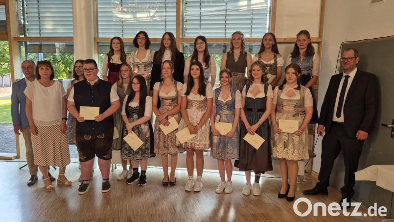 Bei der Abschlussfeier der Realschule Vohenstrauß werden die besten Absolventinnen und Absolventen ausgezeichent. Bild: Valentina Schmid/exb