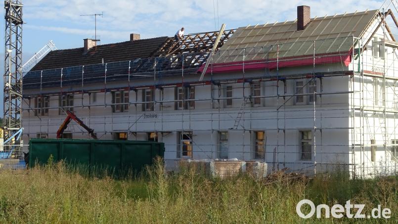 Zügig schreitet die Sanierung des historischen Bahnhofs in Freihöls voran. Bild: Houschka