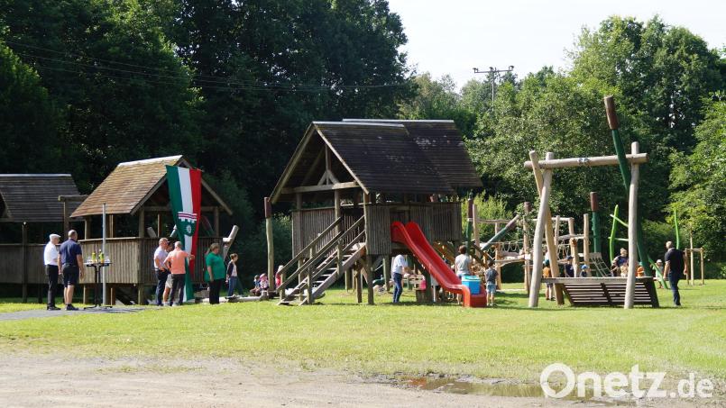 Die Kletterhäuschen waren bereits vorhanden, viele weitere Spielgeräte wie Wippen, Schaukeln, Klettergerüst und Seilbahn kamen neu dazu Bild: wel