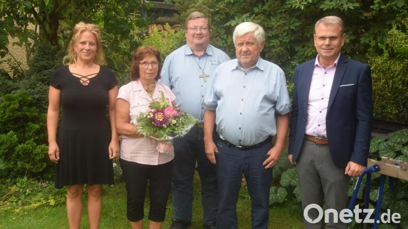 Goldene Hochzeit feiern Karin und Josef Albrecht. Bürgermeister Karlheinz Budnik (rechts), Pfarrer Hubert Bartel (Dritter von rechts) und Tochter Daniela (links) gratulieren,. Bild: fz