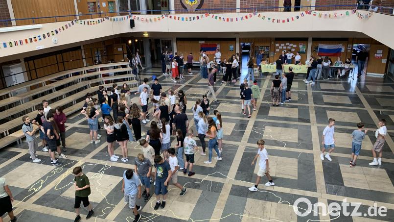 Für eine Station wurde eine Weltkarte auf dem Granitboden der Aula mittels farbigem Klebeband platziert. Bild: Mary Möller-Hartung/exb