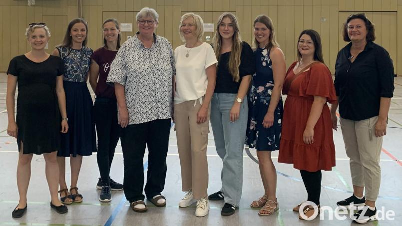 Unter dem Motto „Auf Wiedersehen“ stand die Abschlussfeier der Grund- und Mittelschule. In deren Verlauf wurden von Rektorin Birgit Härtl (rechts) mit Dekanin Irene Elsner (Vierte von links), Studienrätin Hildegard Feyrer (Fünfte von links) und Lehramtsanwärterin Maria Beck (Sechste von links) drei Lehrkräfte verabschiedet. Mit im Bild von links die Elternbeiräte Maria Meindl, Jenny Gradl und Cathy Meindl sowie Maria Beck (Dritte von rechts) und Nathalie Hautmann (Zweite von rechts). Bild: u