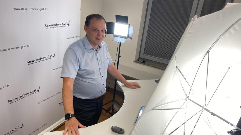 Geschäftsführer Thomas Graf in einem seiner Videostudios in Freudenberg. Bild: upl