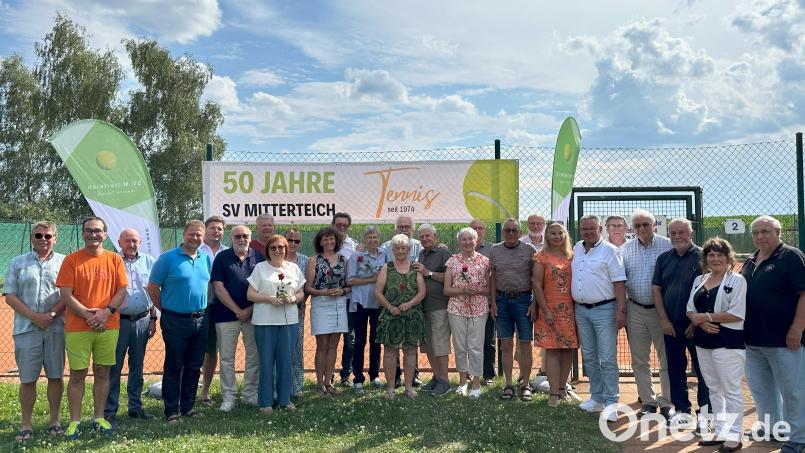 Ehrungen standen bei der Sparte Tennis des SV Mitterteich an. Im Bild (von links) Wolfgang Kolb, Spartenleiter Martin Werner, Stadtverbandsvorsitzender Peter Haibach, Bürgermeister Stefan Grillmeier, Hans-Peter Kern, Bernd Frank, Jürgen Schmied, Ursula Frank, Martina Schmied, Reinhilde Rübl, Anton Glaßl, Christine Etzold, Dagmar Ottlinger, Reinhard Etzold, Erich Ottlinger, Brigitte Wenisch, Walter Wenisch, Hans Rüth, Rainer Gottas, Regina Berr, Jochen Berr, Herbert Eckert, Dr. Helmut Brandl, Reinhard Männl, Lydia Hopp und Andreas Hopp. Bild: SV Mitterteich/exb