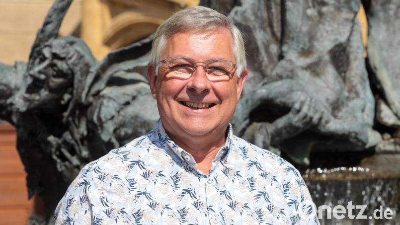 Am Hochzeitsbrunnen vor dem Amberger Rathaus steht Dieter Mußemann. Der CSU-Stadtrat und ehemalige Fraktionsvorsitzende feiert am 27. Juli seinen 60. Geburtstag. Bild: Wolfgang Steinbacher